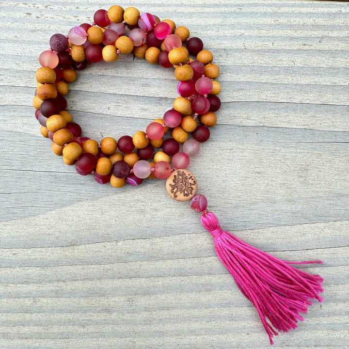 53#108 Mala Drusen Achat pink matt mit Sandelholz | 8 mm | Quaste