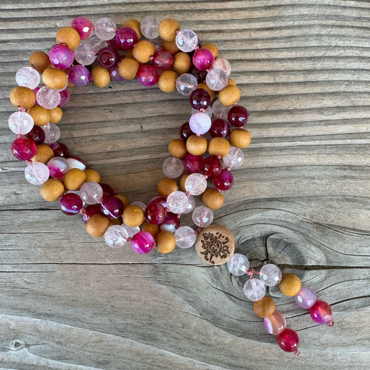 62#108 Mala Bandachat pink und Rosenquarz fac. mit Sandelholz | 8 mm